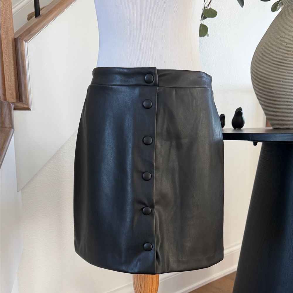 LOFT Black Faux Leather Mini Skirt Snap Detail Shift Lined Size 2